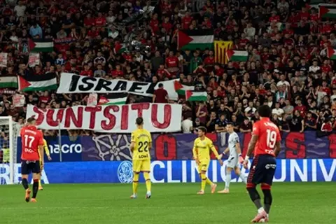 توقف مباراة أوساسونا وخيتافي بسبب لافتة سياسية ضد الكيان الصهيوني